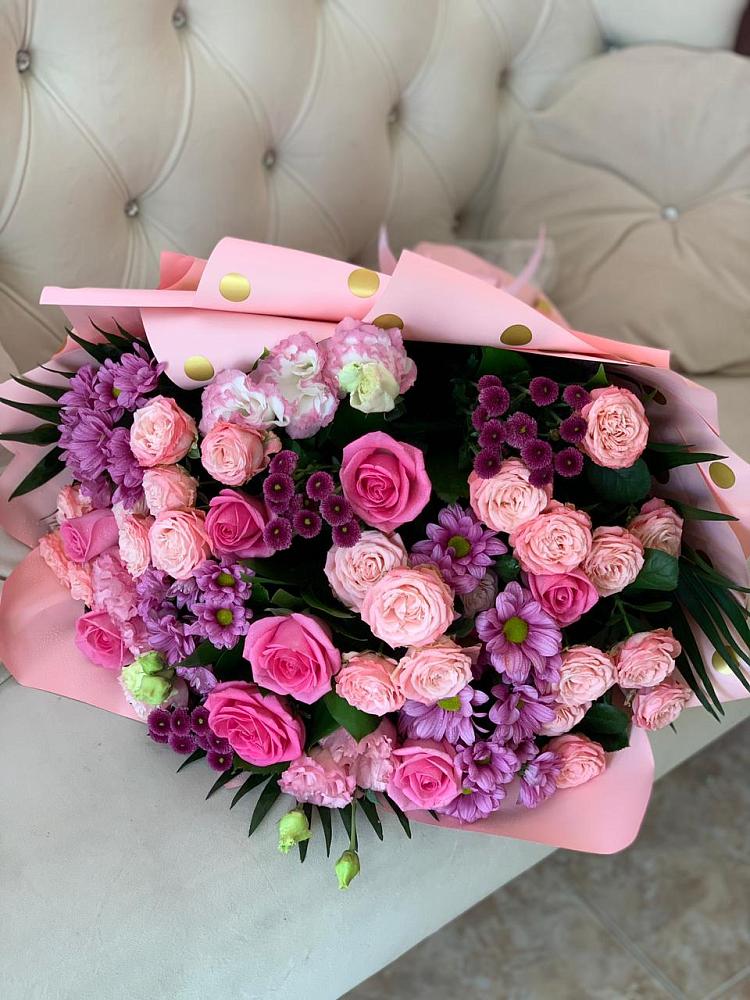 Букет цветов из: Хризантемы, Розы и Лизиантусы в Первомайский