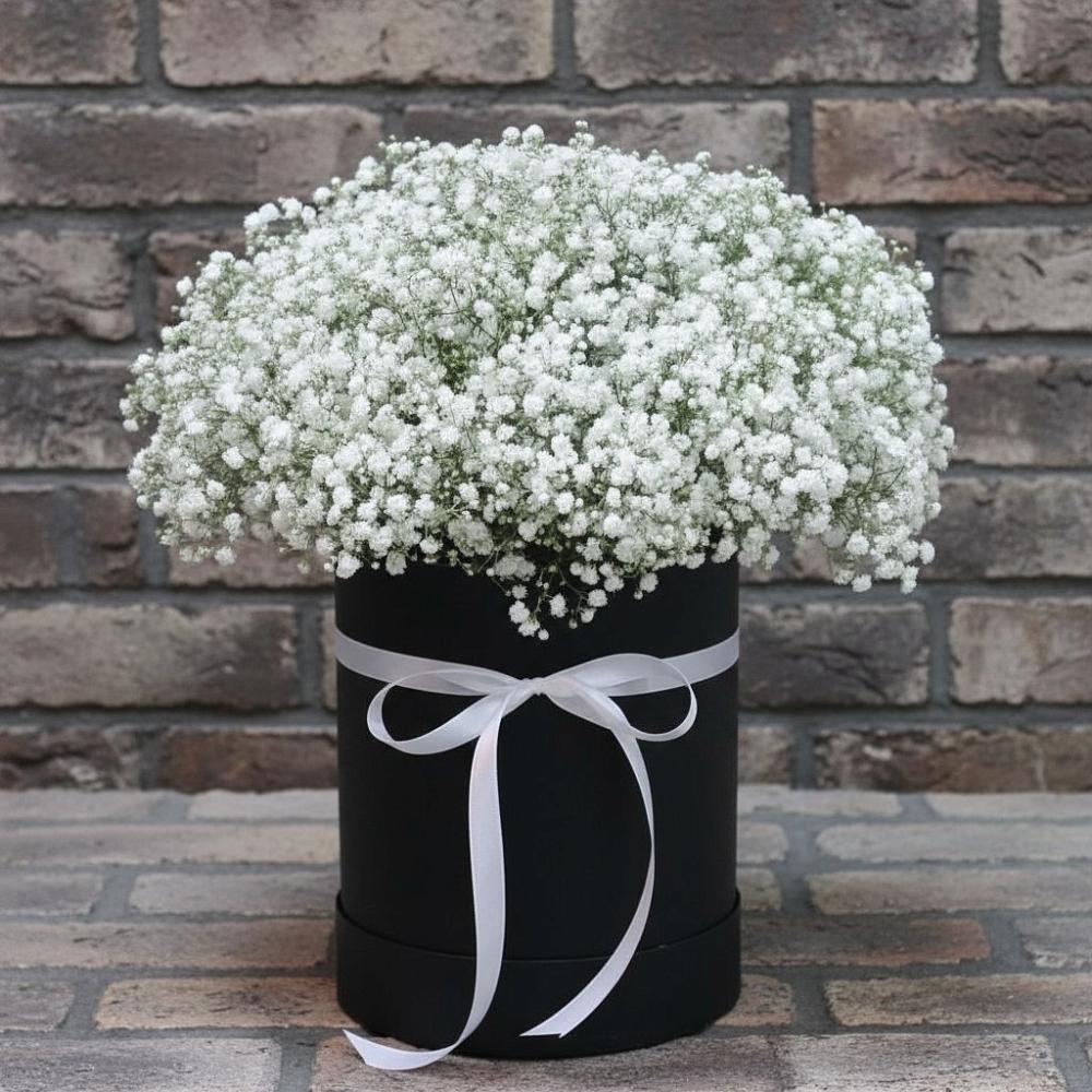 Цветочная композиция из Гипсофила в шляпной коробке в Первомайский