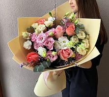 Букет цветов из:  Розы, Лизиантусы и Гвоздики #REPLACE_PRED# Первомайский