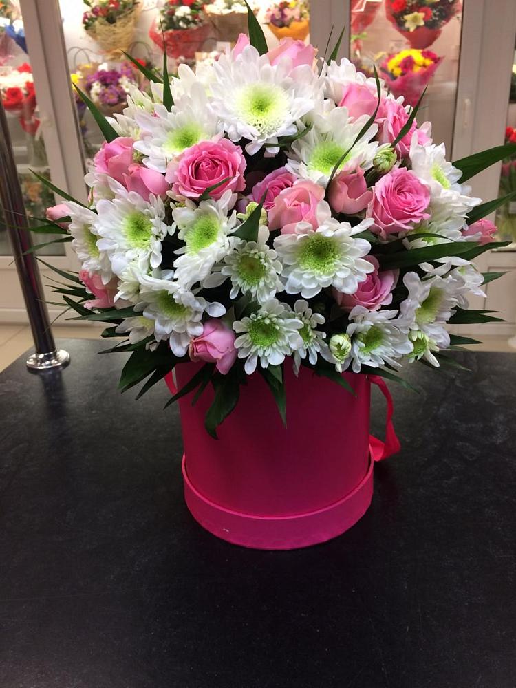 Цветочная композиция из Розы и Хризантемы в шляпной коробке в Первомайский