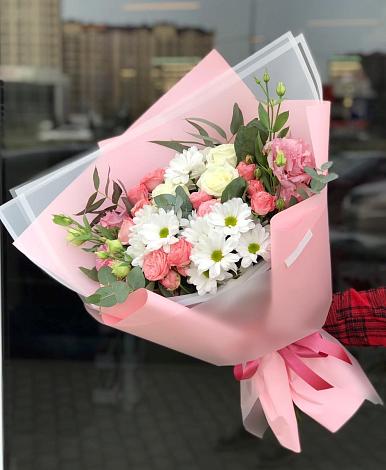 Букет цветов из: Розы, Лизиантусы и Хризантемы в Первомайский